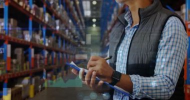 Depoda çalışan adamın veri işleme animasyonu. küresel sevkiyat, dağıtım ve bağlantılar konsepti dijital olarak oluşturulmuş video.