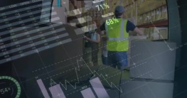 Kutuları arabaya koyan adamın veri işleme animasyonu. küresel sevkiyat, dağıtım ve bağlantılar konsepti dijital olarak oluşturulmuş video.