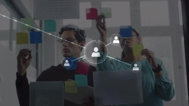 Ofisteki iş adamları üzerinden bağlantı ağının animasyonu. küresel iş, bağlantılar, veri işleme ve teknoloji konsepti dijital olarak oluşturulmuş video.