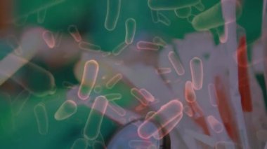 Ameliyat sırasında doktorların üzerinde dolaşan virüs hücrelerinin animasyonu. küresel covid 19 salgın konsepti dijital olarak oluşturulmuş video.