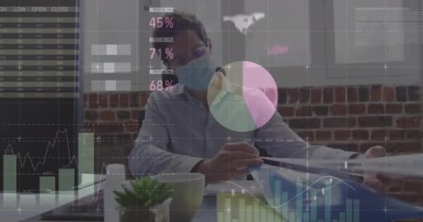 Animatie Van Financiële Gegevensverwerking Zakenman Met Gezichtsmasker Wereldwijde Business Financiën — Stockvideo
