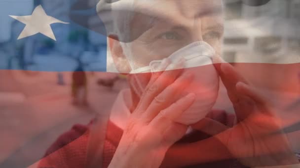 Animación Bandera Chile Sobre Hombre Usando Mascarilla Global Covid Concepto — Vídeos de Stock