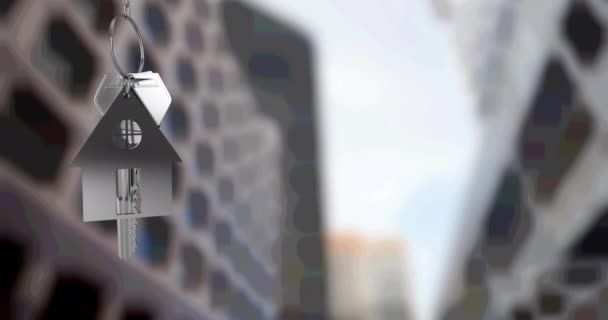 Анимация Серебряного Ключа Дома Висящего Перед Размытыми Высотными Зданиями Города — стоковое видео