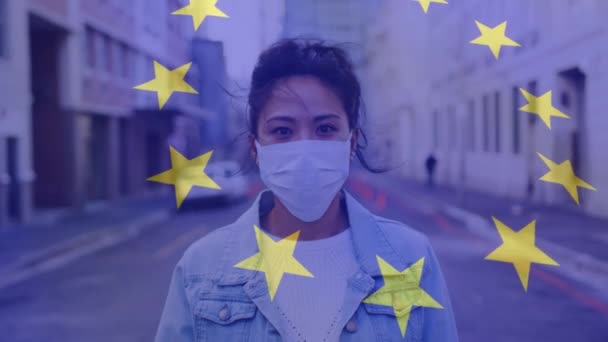 顔の面に女性に手を振るウーの旗のアニメーション グローバルCovid 19パンデミックと医療サービスコンセプトデジタルで生成されたビデオ — ストック動画