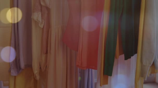 Animación Luces Bokeh Sobre Ropa Que Cuelga Tienda Negocio Moda — Vídeos de Stock