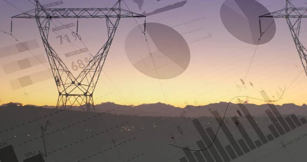 送電塔のある日没時の電界前景に走るグラフや統計のデジタル画像 — ストック写真