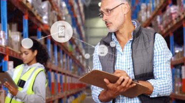 Depoda çalışan insanlar üzerindeki simgelerle bağlantılı ağların animasyonu. küresel gönderim ve bağlantılar konsepti dijital olarak oluşturulmuş video.