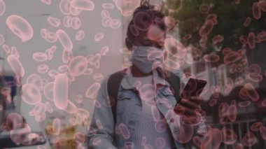 Yüz maskeli bir kadının üzerinde hareket eden kovid 19 hücrenin animasyonu. küresel covid 19 salgın hastalık ve sağlık hizmetleri konsepti dijital olarak oluşturulmuş video.