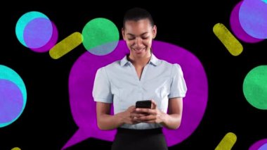 Canlı konuşma balonu ve renkli şekilleri olan akıllı telefon kullanan gülümseyen kadın animasyonu. küresel sosyal medya, bağlantı, iletişim ve teknoloji konsepti dijital olarak oluşturulmuş video.