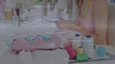 Stüdyoda kıyafet yapan gülümseyen kadının veri işleme animasyonu. moda ve giyim sektörü konsepti dijital olarak üretilen video.