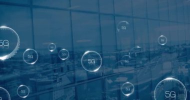 Şehir manzarası üzerinde 5G metin animasyonu. küresel iş, bağlantılar, veri işleme ve teknoloji konsepti dijital olarak oluşturulmuş video.