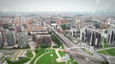 Otoyol ve modern şehir manzarası üzerinde hareket eden bağlantıların animasyonu. küresel iletişim ve ağ teknolojisi konsepti dijital olarak oluşturulmuş video.