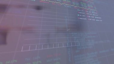 Ofisteki iş adamlarının el sıkışması üzerine finansal veri işleme animasyonu. küresel iş, finans, bağlantılar ve dijital arayüz konsepti dijital olarak oluşturulmuş video.