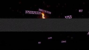 Tehlike işaretli dev satış metninin animasyonu, kara arkaplanda veri işleme. Perakende ticaret, iletişim ve çevrimiçi alışveriş arayüzü kavramı dijital olarak oluşturulmuş video.