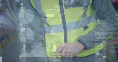 Depoda çalışan adamın istatistik ve mali veri işleme animasyonu. küresel gönderim ve bağlantılar konsepti dijital olarak oluşturulmuş video.