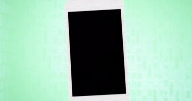 Yeşil arkaplanda mavi akıllı telefon ekranında yeşil metin ve yaprak logosu canlandırması. küresel koruma ve yeşil farkındalık kavramı dijital olarak oluşturulmuş video.