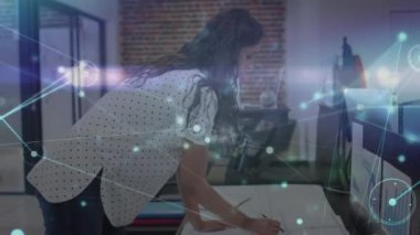 Ofisteki iş kadınlarıyla olan bağlantıların animasyonu. küresel iş, bağlantılar, veri işleme ve teknoloji konsepti dijital olarak oluşturulmuş video.