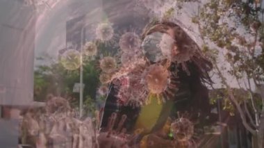 Yüz maskeli bir kadının üzerinde hareket eden kovid 19 hücrenin animasyonu. küresel covid 19 salgın hastalık ve sağlık hizmetleri konsepti dijital olarak oluşturulmuş video.