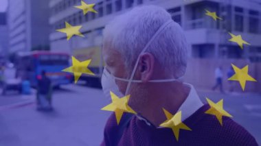 Yüz maskesi takmış bir adamın bayrağını sallama animasyonu. küresel covid 19 salgın hastalık ve sağlık hizmetleri konsepti dijital olarak oluşturulmuş video.