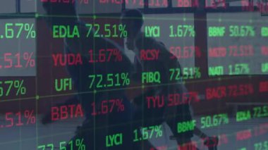 Sporcular üzerinde veri ve istatistik işleme animasyonu. global spor, dijital arayüz ve veri işleme kavramı dijital olarak oluşturulmuş video.