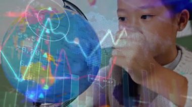 Veri işleme animasyonunun okullu kızın sınıftaki küreye bakması. küresel eğitim, dijital arayüz ve bağlantılar dijital olarak oluşturulmuş video konsepti.