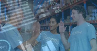 Depoda beşlik çakan kadın ve erkeklerle ilgili istatistiklerin ve finansal veri işlemlerinin animasyonu. küresel gönderim ve bağlantılar konsepti dijital olarak oluşturulmuş video.