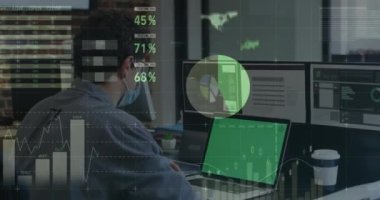 Yüz maskesi takan iş adamının finansal veri işleme animasyonu. covid 19 salgın konsepti dijital olarak üretilen video konsepti sırasında küresel iş, finans, bağlantılar ve dijital arayüz.