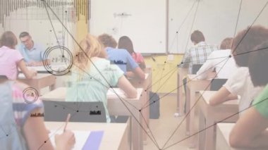 Öğrencilerin öğrenmesi üzerine bağlantı ağının animasyonu. küresel eğitim, dijital arayüz ve bağlantılar dijital olarak oluşturulmuş video konsepti.