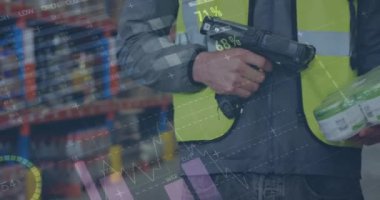 Depoda çalışan adamın istatistik ve mali veri işleme animasyonu. küresel gönderim ve bağlantılar konsepti dijital olarak oluşturulmuş video.