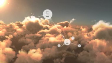 Gökyüzündeki bulutların üzerindeki simgelerle bağlantı ağının animasyonu. küresel çevrimiçi bağlantılar, dijital arayüz ve dijital olarak oluşturulan iletişim konsepti.