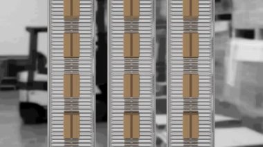 Karton kutuların depodaki taşıma bantlarında hareket etmesi. küresel gönderim ve bağlantılar konsepti dijital olarak oluşturulmuş video.