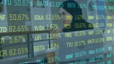 Laptop kullanan tesettürlü bir kadın hakkında finansal veri işleme animasyonu. küresel iş, finans, bağlantılar ve teknoloji konsepti dijital olarak oluşturulmuş video.