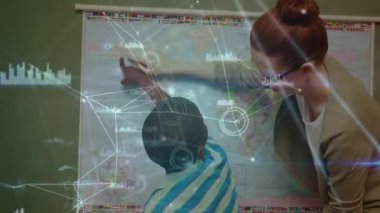 Okullu çocuk ve öğretmen arasındaki bağlantı ağlarının animasyonu. küresel eğitim, dijital arayüz ve bağlantılar dijital olarak oluşturulmuş video konsepti.