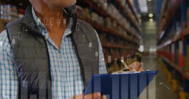 Depoda çalışan adamın veri işleme animasyonu. küresel sevkiyat, dağıtım ve bağlantılar konsepti dijital olarak oluşturulmuş video.