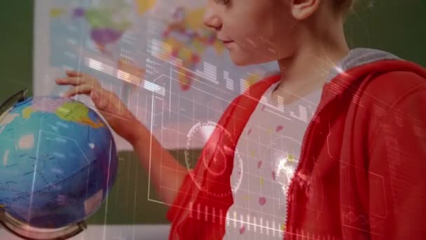 Animaatio Tietojenkäsittelyn Yli Koulutyttö Katselee Maailmaa Luokassa Globaali Koulutus Digitaalinen — kuvapankkivideo