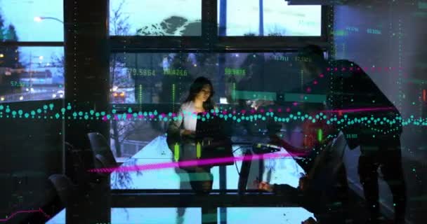 オフィスでの会議中にビジネスの人々に対する財務データ処理のアニメーション グローバルビジネス デジタルインターフェースの概念デジタルで生成されたビデオ — ストック動画