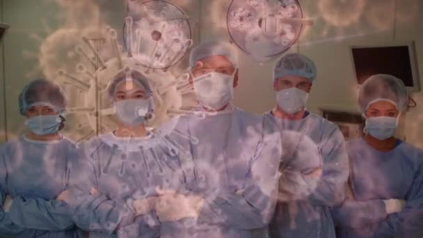 携带口罩的医生身上漂浮着病毒细胞的动画 全球联盟19大流行病概念数码视频 — 图库视频影像