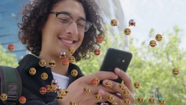 Animação Emojis Caindo Sobre Homem Usando Smartphone Mídia Social Global — Vídeo de Stock