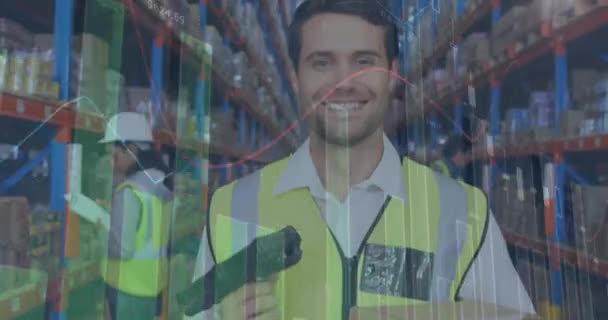 倉庫で働く人間に対する統計と財務データ処理のアニメーション 世界的な出荷と接続の概念デジタル生成されたビデオ — ストック動画