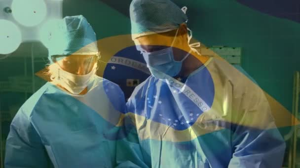 Animacja Flagi Brazylijskiej Machająca Nad Chirurgami Maskach Twarzy Globalna Koncepcja — Wideo stockowe