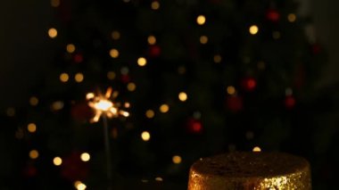 Fişek ve yılbaşı şapkası ve kartının turuncu ışık lekeleri üzerinde fotokopi alanı ile canlandırılması. Noel, gelenek ve kutlama konsepti dijital olarak oluşturuldu.