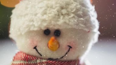 Noel süslemesinin üzerine düşen kar animasyonu. Noel, gelenek ve kutlama konsepti dijital olarak oluşturuldu.