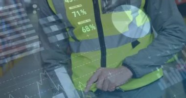 Depoda çalışan adamın istatistik ve mali veri işleme animasyonu. küresel gönderim ve bağlantılar konsepti dijital olarak oluşturulmuş video.