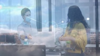 Ofisteki iş adamları üzerinden bağlantı ağının animasyonu. küresel iş, bağlantılar, veri işleme ve teknoloji konsepti dijital olarak oluşturulmuş video.