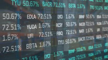 Depodaki taşıyıcı banttaki karton kutuların üzerinde finansal veri işleme animasyonu. küresel gönderim ve bağlantılar konsepti dijital olarak oluşturulmuş video.