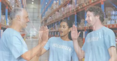 Depoda çalışan insanların veri işleme animasyonları. küresel sevkiyat, dağıtım ve bağlantılar konsepti dijital olarak oluşturulmuş video.