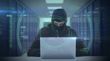 Bir dizüstü bilgisayar kullanarak kar maskesi takan bir adamın makro covid19 hücresinin animasyonu. covid 19 salgını sırasında küresel siber virüs ve çevrimiçi güvenlik