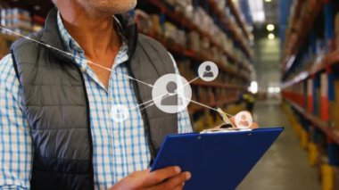 Depoda çalışan adamın üzerindeki ikonlarla olan bağlantıların animasyonu. küresel gönderim ve bağlantılar konsepti dijital olarak oluşturulmuş video.