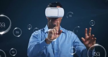 VR kulaklık kullanılarak insan üzerinden 5G metin ile bağlantı ağının animasyonu. küresel sosyal medya, bağlantılar ve dijital arayüz konsepti dijital olarak oluşturulmuş video.