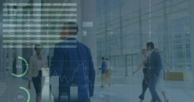 Ofiste yürüyen iş adamları üzerinde finansal veri işleme animasyonu. küresel finans, iş ve dijital arayüz kavramı dijital olarak oluşturulmuş video.
